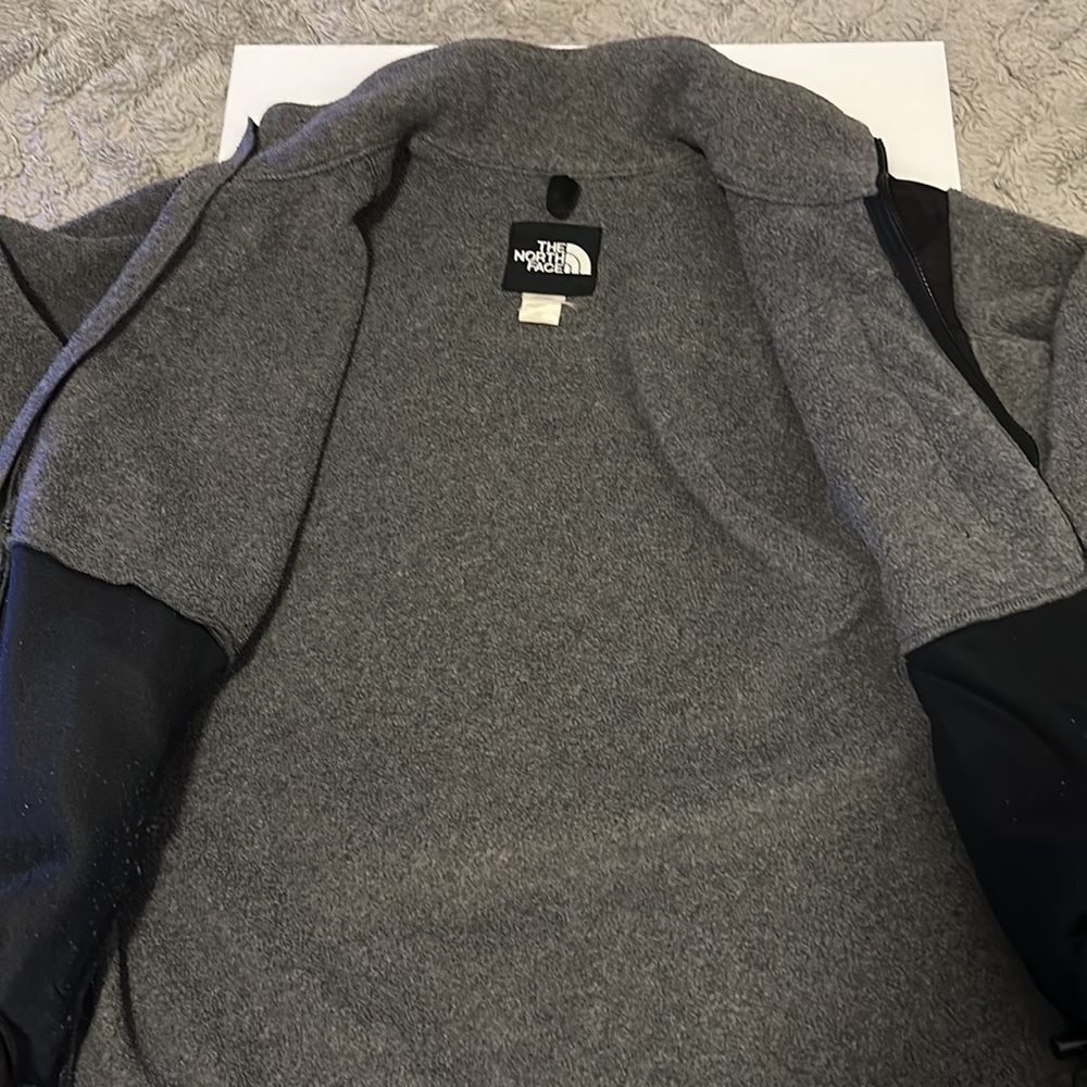 I am selling a Men’s/ Women’s unisex North face jacket - Picture 3 of 6